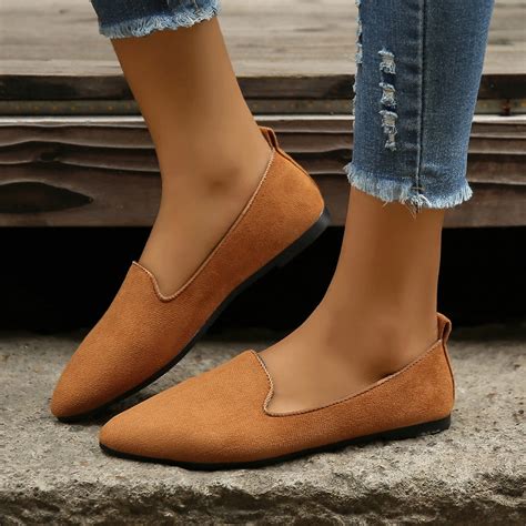 2. The "Comfortable" Impostors (Completely Flat Shoes)