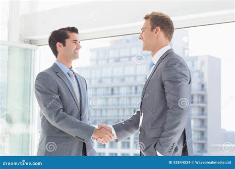 4. Professional Greetings for Colleagues and Business Partners (सहकारी आणि व्यवसायासाठी व्यावसायिक शुभेच्छा)