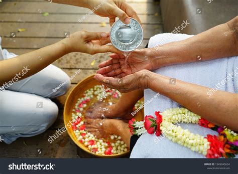 बड़ों के लिए पारंपरिक और सम्मानजनक शुभकामनाएं (Badon ke liye Paramparik aur Sammanjanak Shubhkamnayein) - Traditional & Respectful Blessings for Elders