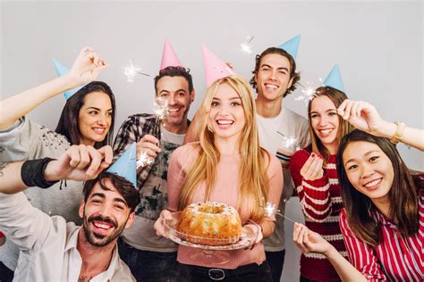 Milestone Celebrations: Birthdays & Anniversaries (Celebrando los Momentos Clave: Cumpleaños y Aniversarios)