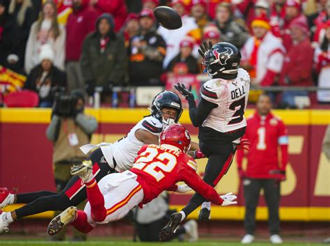Patrick Mahomes Sends Well-Wishes to Texans Receiver Tank Dell: 40+ Messages of Support for a Speedy Recovery