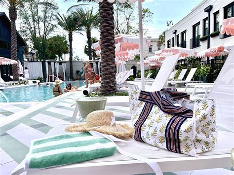 Poolside Vibes & Mid-Stay Check-ins