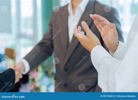 Professional & Formal Greetings for Colleagues (சக ஊழியர்களுக்கான தொழில்முறை வாழ்த்துக்கள்)