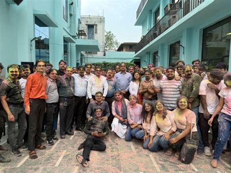Professional & Warm Holi Greetings for Colleagues (सहकर्मियों के लिए पेशेवर और हार्दिक होली शुभकामनाएँ)